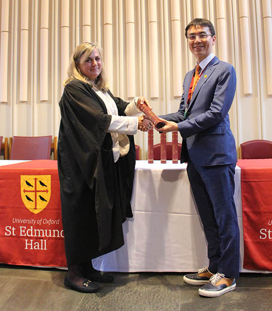 取得英國牛津大學精準醫學專科院士