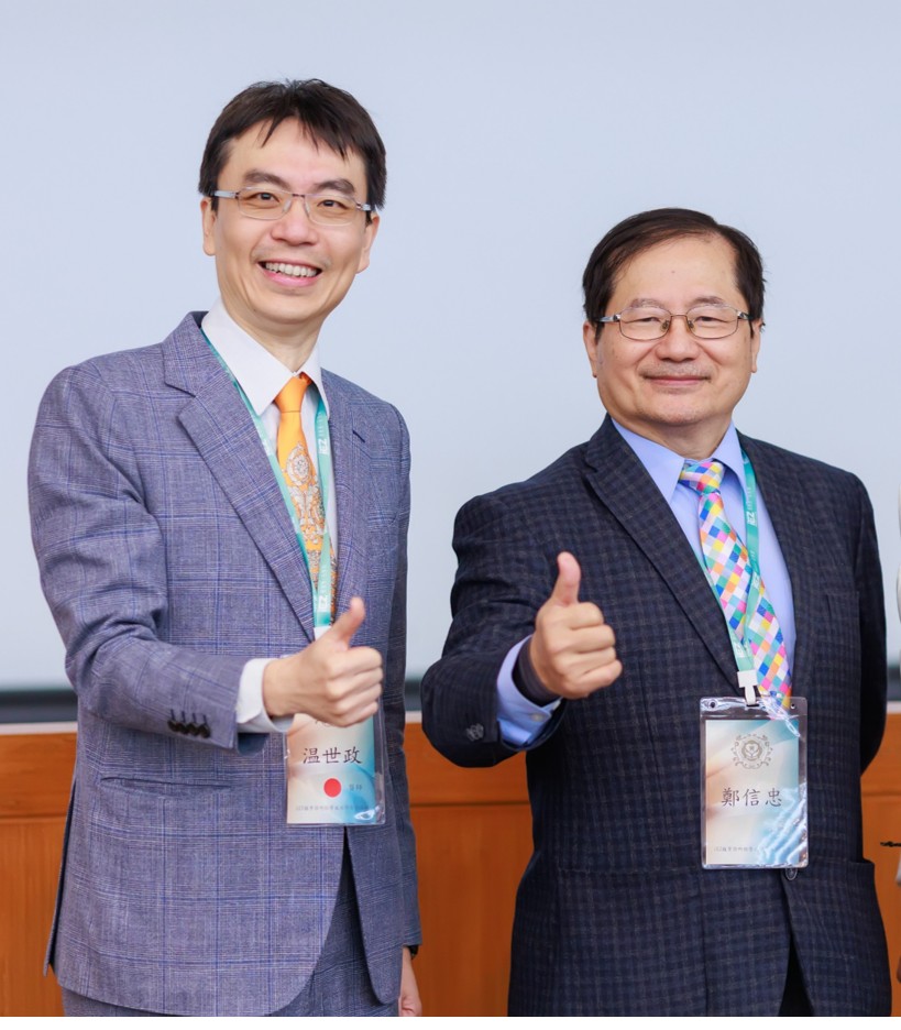 捐款200萬元，與北醫大口腔醫學院鄭信忠院長合影