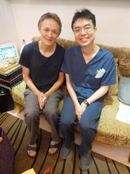 陳先生特地寫小卡來感謝溫醫師讓他恢復一口好牙